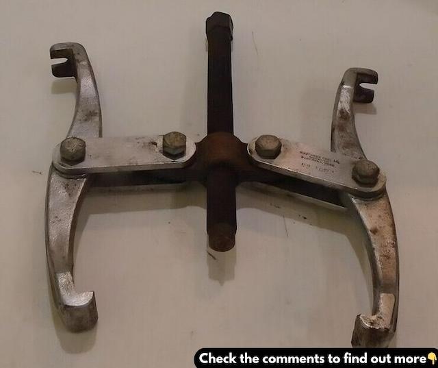 This well-preserved tool might seem unfamiliar to many today, but it was a staple in garages and workshops. Do you recognize its purpose? Let us know in the comments!